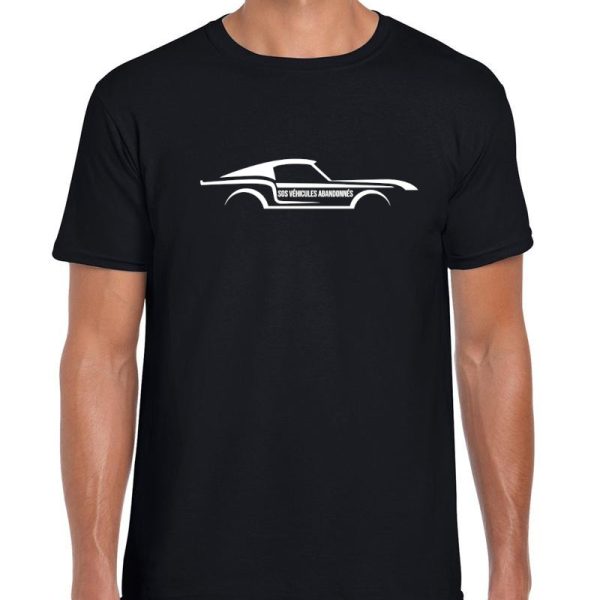 ceci est une autre photo d'un teeshirt de SOS véhicule abandonné avec une voiture marquée SOS véhicule abandonné