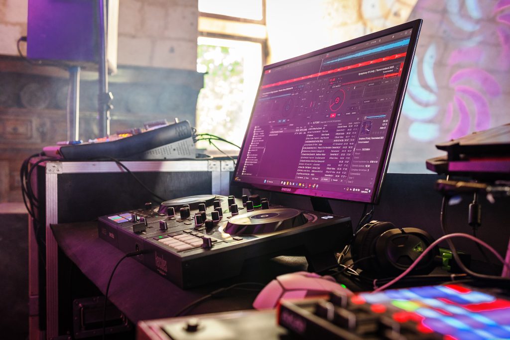 cette image montre une régie DJ Alydesign avec les platines et le matériel